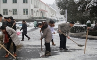 市二院組織職工清掃積雪，保障患者通行